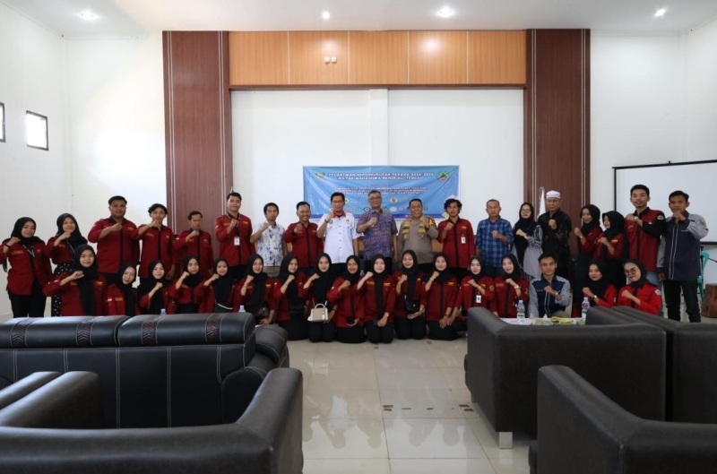 Penjabat Bupati Bengkulu Tengah Dr. Heriyandi Roni, M.Si., foto bersama saat menghadiri Pelantikan Kepengurusan Ikatan Mahasiswa