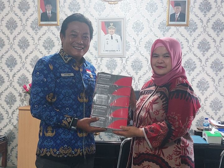 Foto: Kepala Dinas Kominfo Kota Bengkulu, Gitagama, pada saat menyerahkan Bantuan Radio Kepada Wakil Ketua KPID Bengkulu, Fonika Thoyib, pada hari Kamis, (17/10/24), di ruang kerja Kadis Kominfo