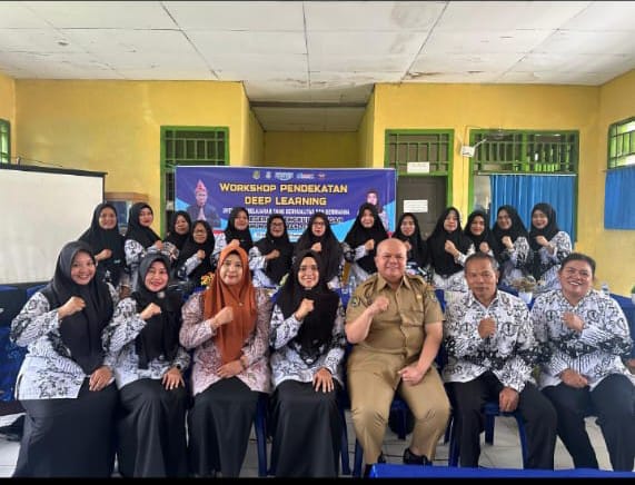 Foto: Kepala Bidang SMP Dinas Pendidikan dan Kebudayaan Kabupaten Bengkulu Tengah, H. Yosep Rinaldi, S.Sos., ST., M.AP. Foto Bersama Para Guru Usai Acara Workshop/ BR.com. Rizon