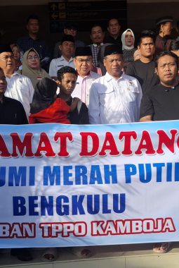 Empat Warga Bengkulu Korban TPPO di Kamboja Akhirnya Pulang, Sujud Syukur di Bandara Fatmawati