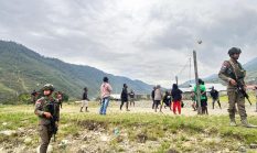 Polisi Hadir Menyapa Warga di Kulirik, Pendekatan Humanis Satgas Damai Cartenz Perkuat Rasa Aman