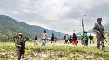 Polisi Hadir Menyapa Warga di Kulirik, Pendekatan Humanis Satgas Damai Cartenz Perkuat Rasa Aman