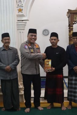 Kapolres Kepahiang Gelar Subuh Keliling dan Salurkan Bantuan kepada Warga Kurang Mampu di Desa Suro Lembak