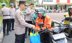 Kapolda Bengkulu Berbagi Berkah Sembako dan Stiker Hotline 110 kepada para Ojol di Kota Bengkulu