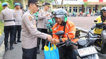 Kapolda Bengkulu Berbagi Berkah Sembako dan Stiker Hotline 110 kepada para Ojol di Kota Bengkulu