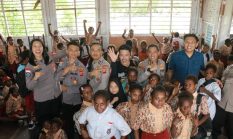 Hadirkan Keceriaan dan Edukasi Bagi Siswa, Satgas Damai Cartenz Gelar Bakti Sosial di SD Negeri Pomako 1