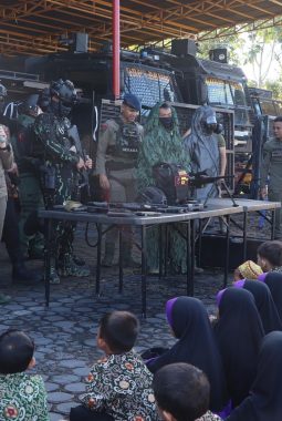 Satbrimobda Polda Bengkulu menerima kunjungan Siswa SD IT Alam Generasi Islam, Kenal Alutsista hingga Nilai Disiplin