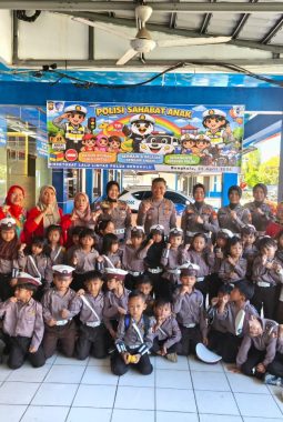Ditlantas Polda Bengkulu Ajarkan Tertib Lalu Lintas ke Siswa TK Pembina 1 Lewat Program Polsanak