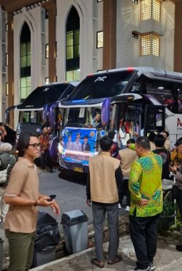 Tak Hanya Melaksanakan Pengamanan, Polresta Bengkulu Bantu Angkat Barang Bawaan Jamaah Haji