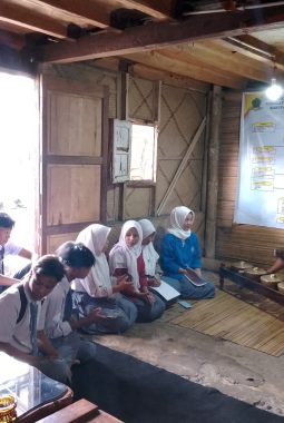 Kunjungan Edukatif Siswa Madrasah ke Sekretariat Pencak Silat Rejang Pat Petulai, Kenalkan Budaya Sejak Dini