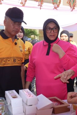 Kapolda Bengkulu Hadiri Senam Bersama dan Borong Bazar Produk UMKM Bhayangkari Meriahkan HUT YKB ke-46