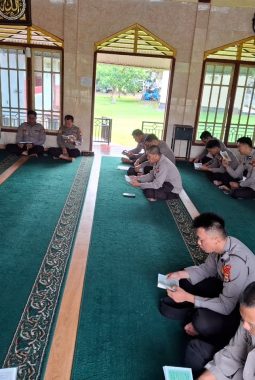 Perkuat Keimanan dan Mental, Personel Polres Bengkulu Selatan Rutin Gelar Binrohtal di Masjid Sulaiman Al-Farizi