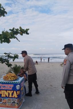 Polisi Pantau Aktivitas Wisatawan di Pantai Panjang, Situasi Aman dan Kondusif