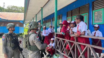 Satgas Ops Damai Cartenz Gelar Patroli Dialogis dan Sambang ke SDN Bale, Perkuat Kedekatan Humanis dengan Masyarakat
