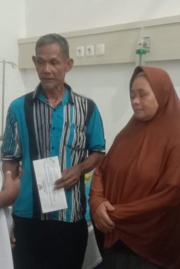 Pemkab Bengkulu Tengah dan Baznas Salurkan Bantuan Pengobatan Warga Desa Arga Indah II