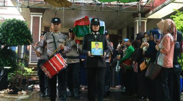 Polda Lampung Berduka: Kapolda Hadiri Upacara Pemakaman Bripka Anumerta Arya Supena yang Gugur Dalam Tugas