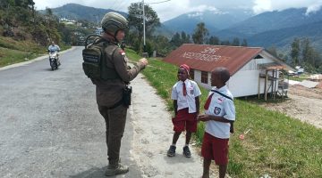 Patroli Humanis Satgas Damai Cartenz di Sugapa, Wujudkan Rasa Aman bagi Masyarakat