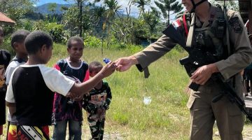 Jalin Keakraban dengan Warga, Satgas Ops Damai Cartenz Gelar Patroli Dialogis di Serambakon