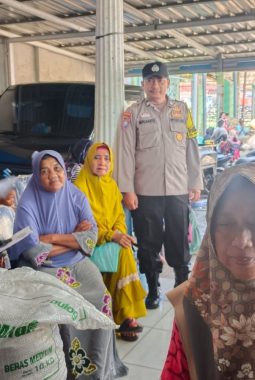 Bhabinkamtibmas Belakang Pondok Monitoring Penyaluran Bantuan Pangan kepada Masyarakat Yang Membutuhkan