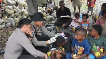 Ops Damai Cartenz Berbagi Kasih, Hadirkan Bantuan dan Pelayanan Kesehatan bagi Warga Pelosok Timika
