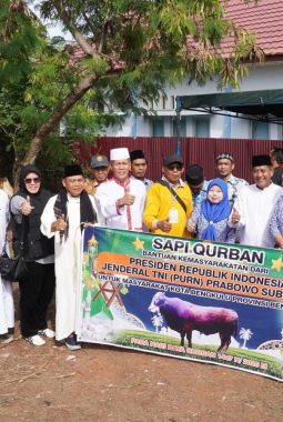 Bhabinkamtibmas Kelurahan Sumber Jaya Monitoring Penyerahan Sapi Bantuan Presiden RI di Masjid Baitul Makmur