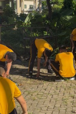 Dukung Kegiatan GEMPITA, Polresta Bengkulu Bersihkan Mushola Depan Objek Wisata Benteng Marlborough
