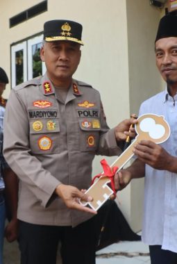 Kapolda Bengkulu Resmikan Bedah Rumah ke-71, 72, dan 74 Sekaligus Salurkan Baksos untuk Warga Kurang Mampu