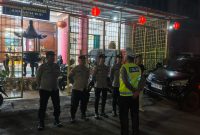 Image: Personel Polsek Teluk Segara melaksanakan pengamanan dan monitoring Perayaan Hari Besar Tri Suci Waisak 2570 TB/2026 di Vihara Buddhayana///