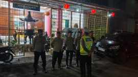Image: Personel Polsek Teluk Segara melaksanakan pengamanan dan monitoring Perayaan Hari Besar Tri Suci Waisak 2570 TB/2026 di Vihara Buddhayana///