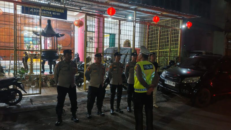 Image: Personel Polsek Teluk Segara melaksanakan pengamanan dan monitoring Perayaan Hari Besar Tri Suci Waisak 2570 TB/2026 di Vihara Buddhayana///