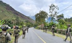 Patroli Jalan Kaki, Personel Ops Damai Cartenz Perkuat Keamanan dan Jalin Kedekatan dengan Warga Puncak Jaya