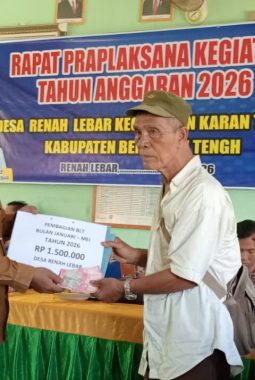 Pemdes Renah Lebar Salurkan BLT-DD Lima Bulan Sekaligus kepada 11 KPM
