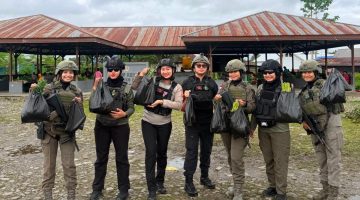 Di Balik Ramainya Pasar Keyabi Nduga, Senyum Mama Papua dan Polwan Damai Cartenz Rajut Rasa Aman dan Nyaman