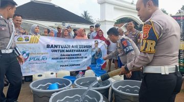 Ditlantas Polda Lampung Salurkan 16.000 Liter Air Bersih untuk 100 KK di Pesawaran Sambut Hari Bhayangkara ke-80