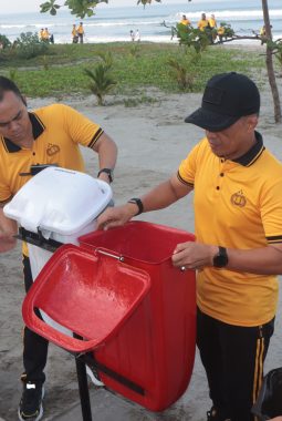 Sambut Hari Bhayangkara Ke-80, Kapolda Bengkulu Pimpin Gerakan Indonesia Asri Bersih Pantai Panjang