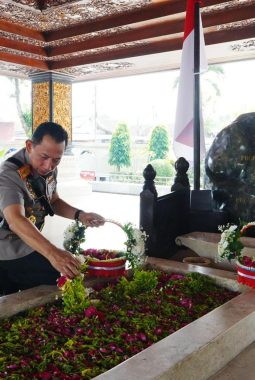 Jelang Hari Bhayangkara ke-80, Kapolri Jadikan Ziarah ke Makam Presiden RI Terdahulu Sebagai Momentum Refleksi Nilai Kebangsaan