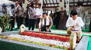 Jelang Hari Bhayangkara, Kapolri Ziarah ke Makam Gus Dur