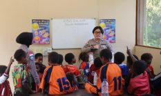 Melalui Honai Belajar, Ops Damai Cartenz Kenalkan Dunia dan Tata Surya kepada Anak-anak di Tembagapura, Timika, Papua Tengah