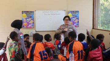 Melalui Honai Belajar, Ops Damai Cartenz Kenalkan Dunia dan Tata Surya kepada Anak-anak di Tembagapura, Timika, Papua Tengah