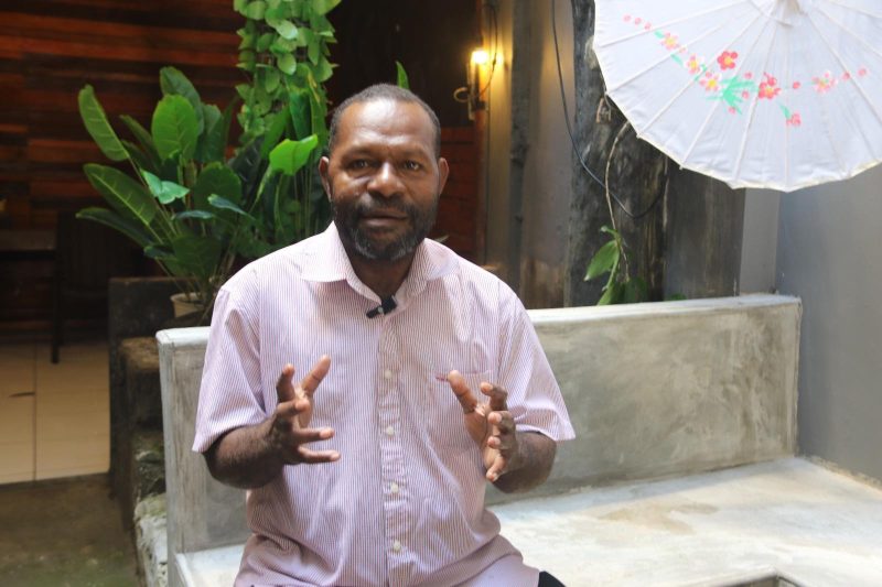 Ket: Bukan Cuma Angkat Senjata, Peran Ganda Satgas Damai Cartenz 2026 Dipuji Tokoh Papua