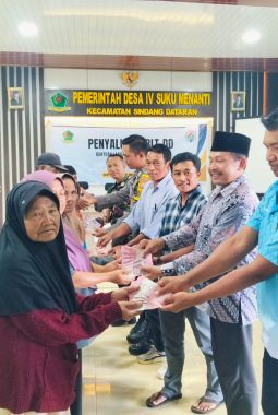 Pemdes IV Suku Menanti RL Salurkan BLT Dana Desa kepada 10 Keluarga Penerima Manfaat