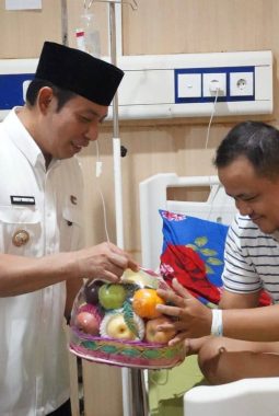 Jenguk Pasien di RSHD, Wali Dedy Wahyudi Beri Dukungan Moril dan Pantau Persiapan Akreditasi