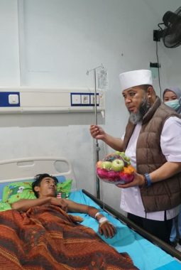 Dari Meninjau Jalan, Gubernur Helmi Hasan Beralih Menyapa Warga Sakit di RSUD Arga Makmur